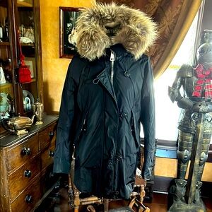 Black Ski Jacket with Fur-Trimmed Hood and Weather-Resistant Fabric